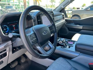 Ford F 150 Lightning SXT AWD Elektro 2023 hellgrau