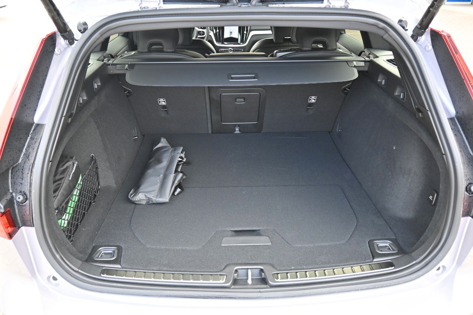 Fahrzeugabbildung Volvo V60 B4 Benzin DKG Plus Dark*FSHZG*360°*ACC*AHK