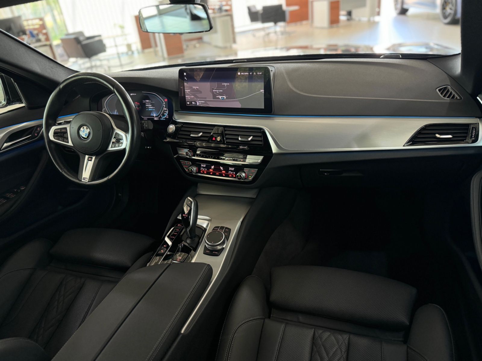 Fahrzeugabbildung BMW 530e Kamera Panorama HiFi DAB Alarm AHK Sport