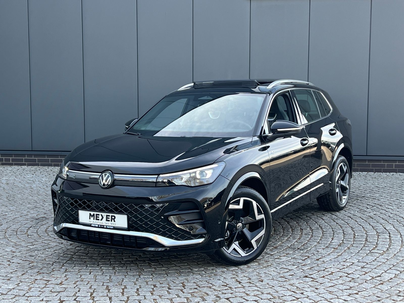 Fahrzeugabbildung Volkswagen Tiguan R-Line 1.5 eTSI DSG *AHK, ACC, IQ.Light,