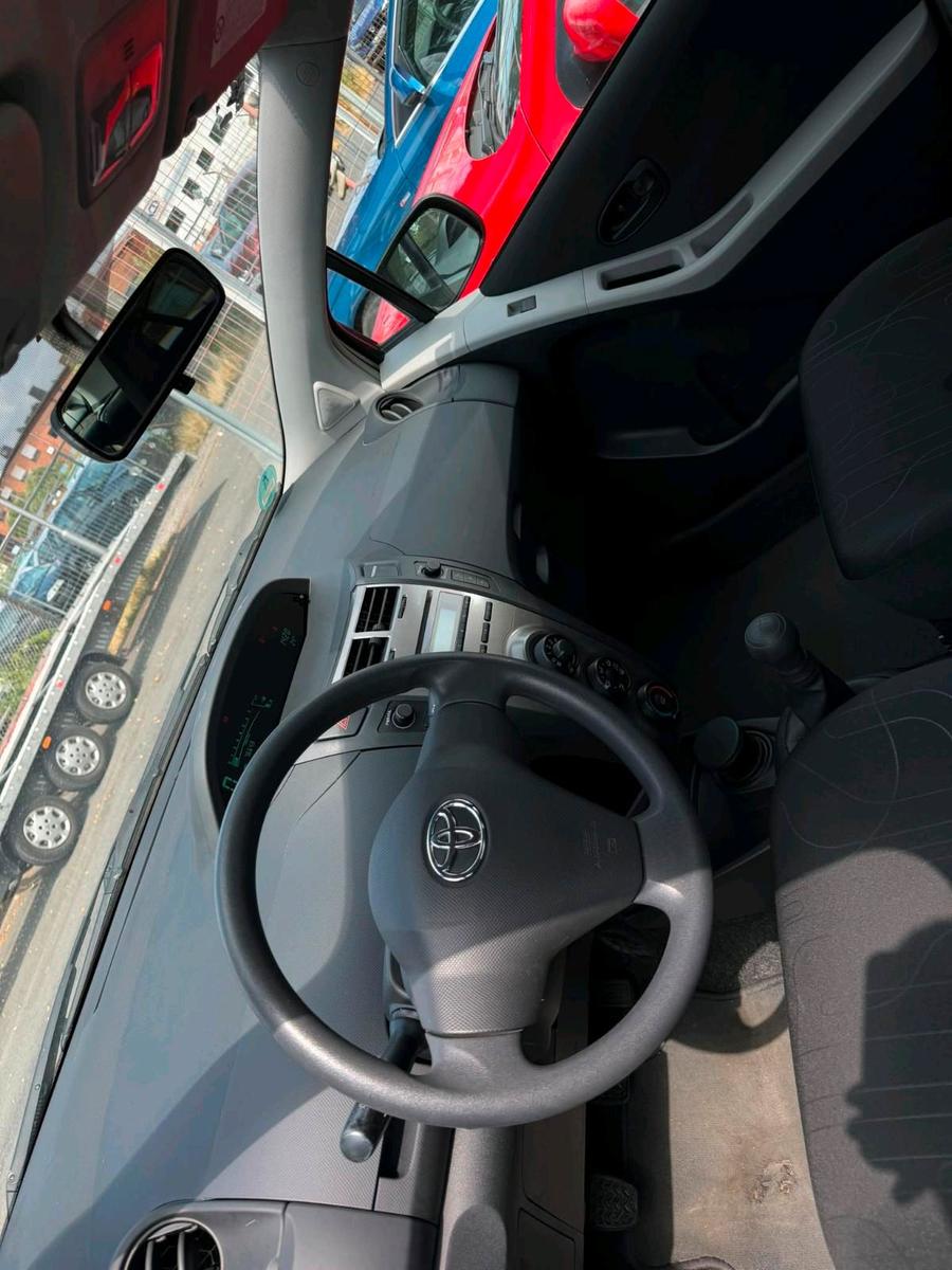 Toyota Yaris 2009 — photo 6