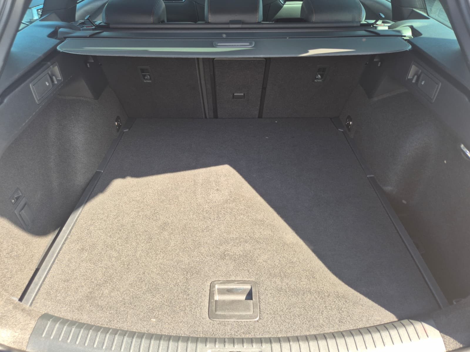 Fahrzeugabbildung CUPRA Leon 1.5 eTSI PANO*DCC*MATRIX*DINAMICA*AHK*5JG.