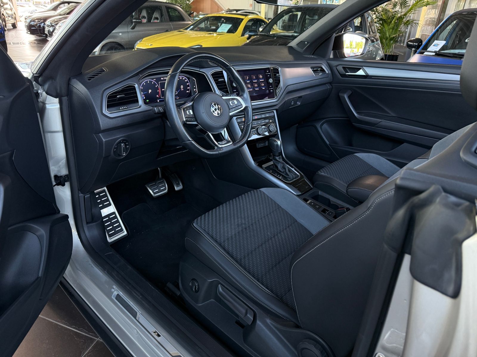 Fahrzeugabbildung Volkswagen T-Roc Cabriolet R-Line AHK ACC LED BEATS