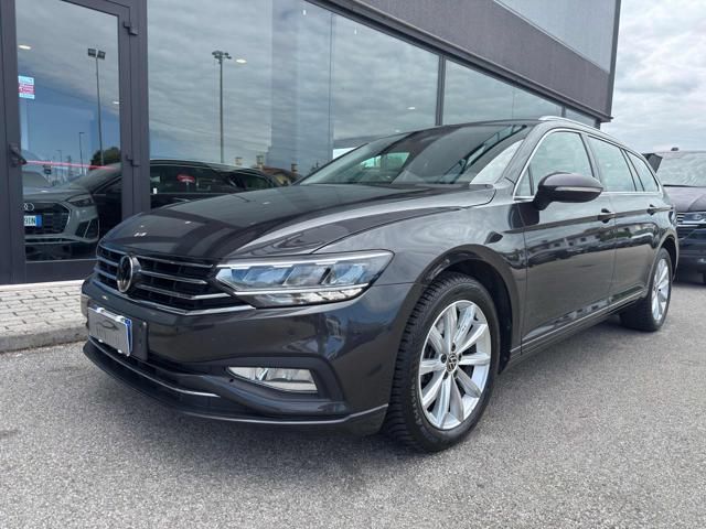 Volkswagen Passat - 1