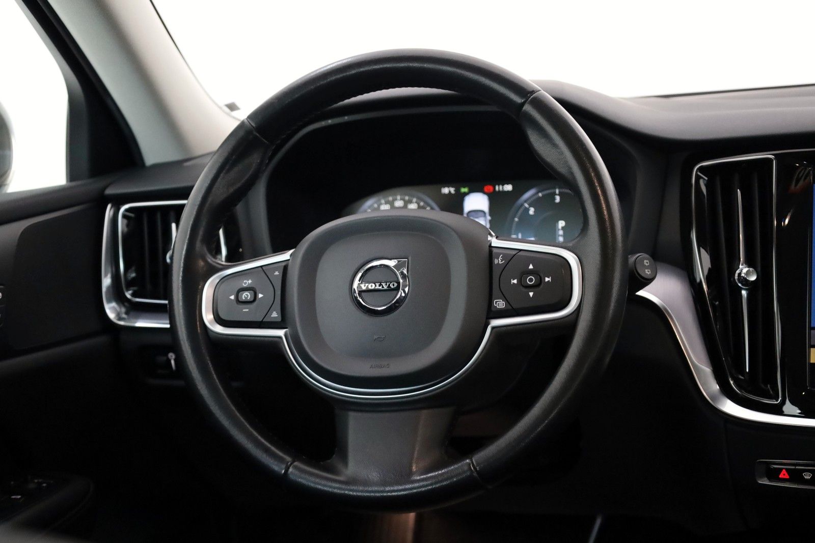 Fahrzeugabbildung Volvo V60 Momentum, T.Leder,Navi,LED,SH,PDC,AHK