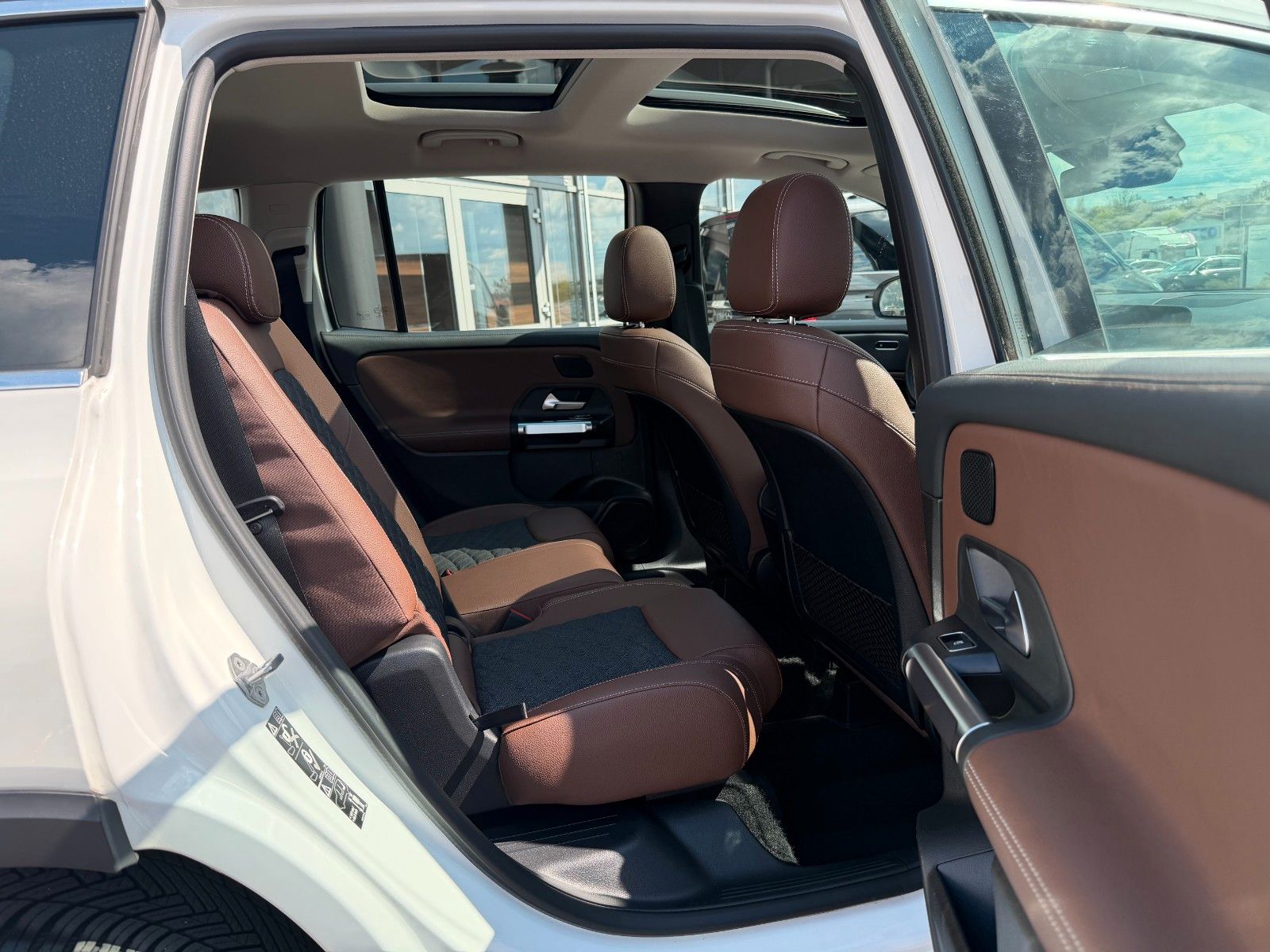 Fahrzeugabbildung Mercedes-Benz GLB 200d 4M 7Sitzer+StandH+Pano+Distr+AHK+360+