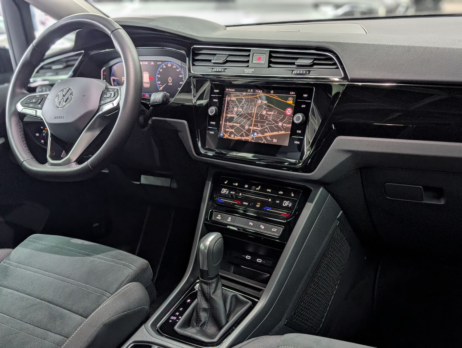 Fahrzeugabbildung Volkswagen Touran R-LINE HIGHLINE BLACK PANO AHK 7S KINDERS