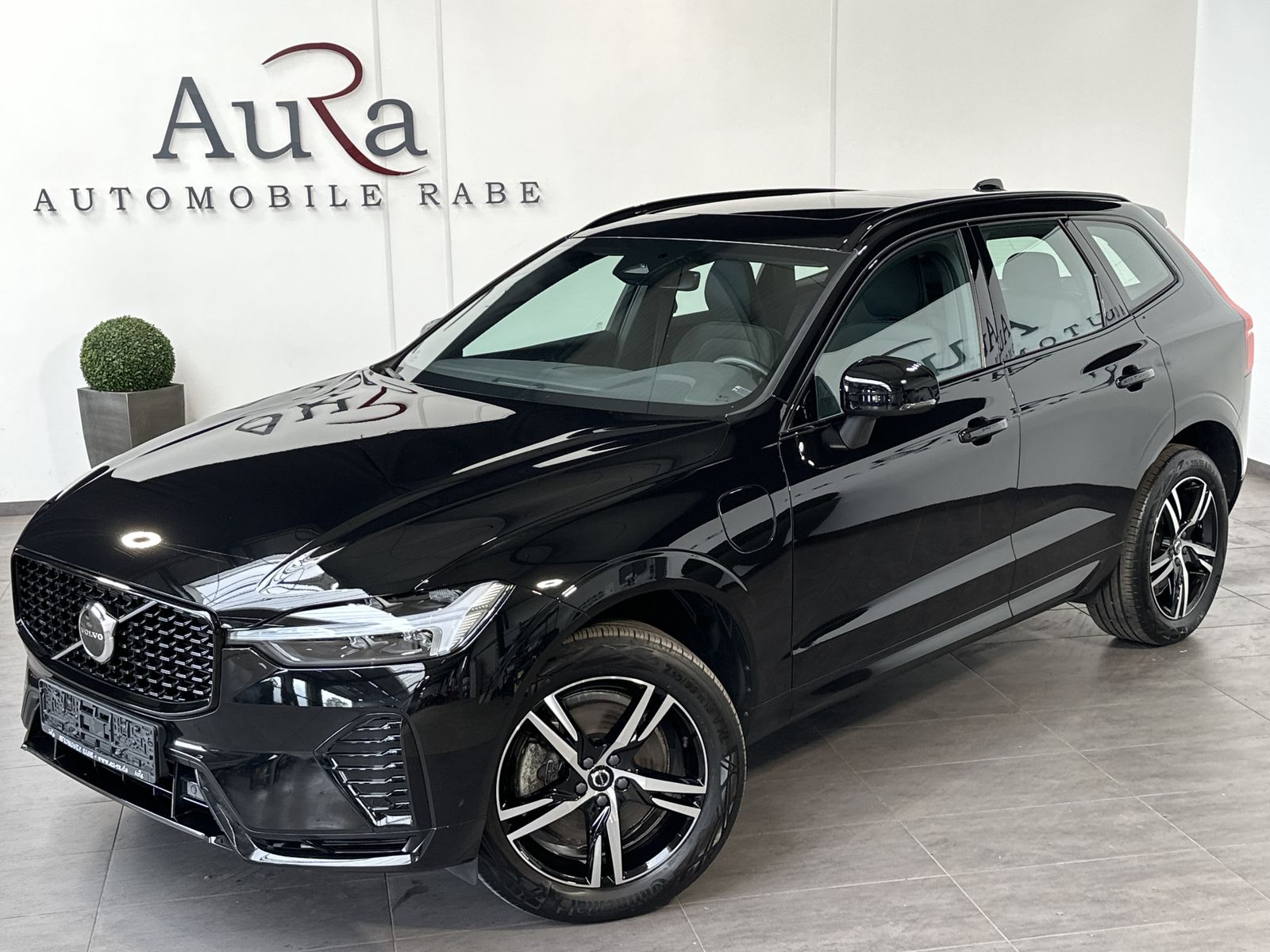 Fahrzeugabbildung Volvo XC60 T6 Hybrid AWD R-Design NAV+LED+AHK+PANO+ACC