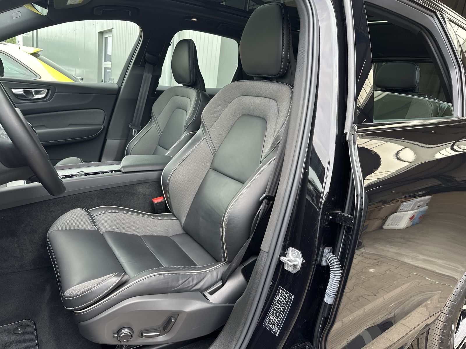 Fahrzeugabbildung Volvo XC60 T6 Hybrid AWD R-Design NAV+LED+AHK+PANO+ACC