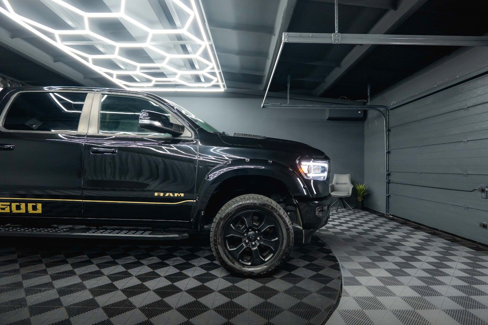 Fahrzeugabbildung Dodge RAM 5.7 V8 HEMI 4x4 OFFROAD NightPaket AXLE LOCK