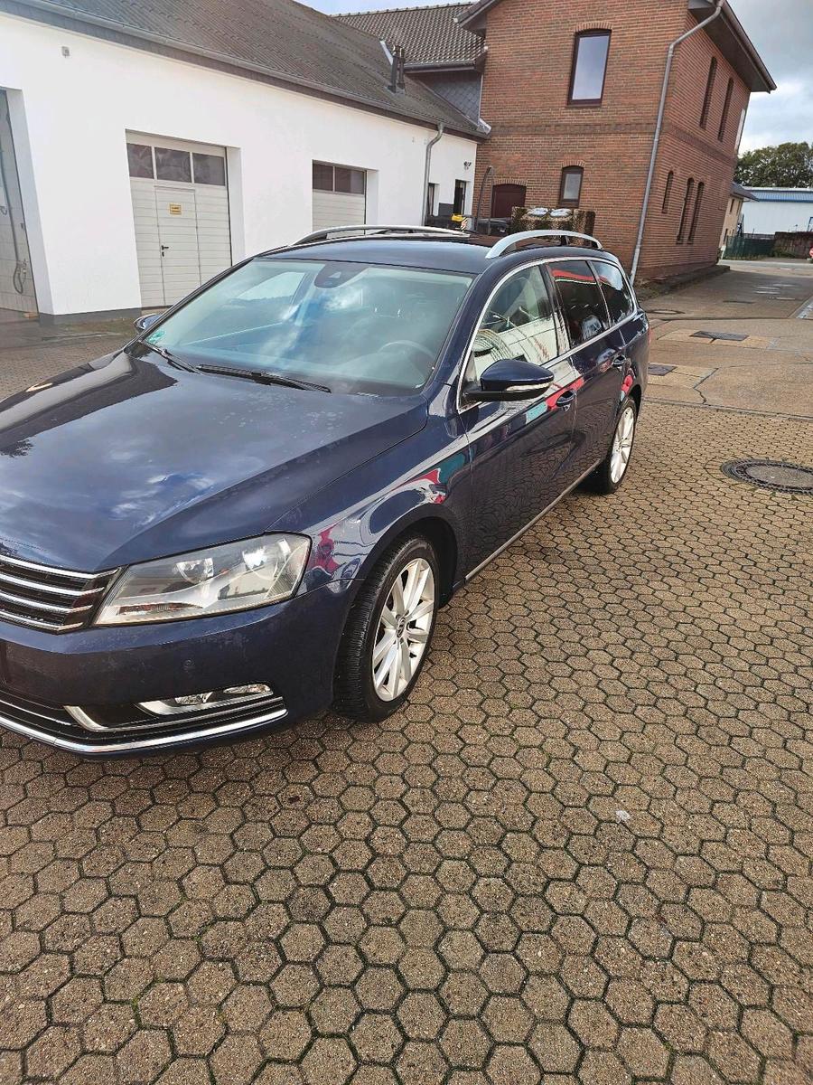 Volkswagen Passat 2012 — rear view