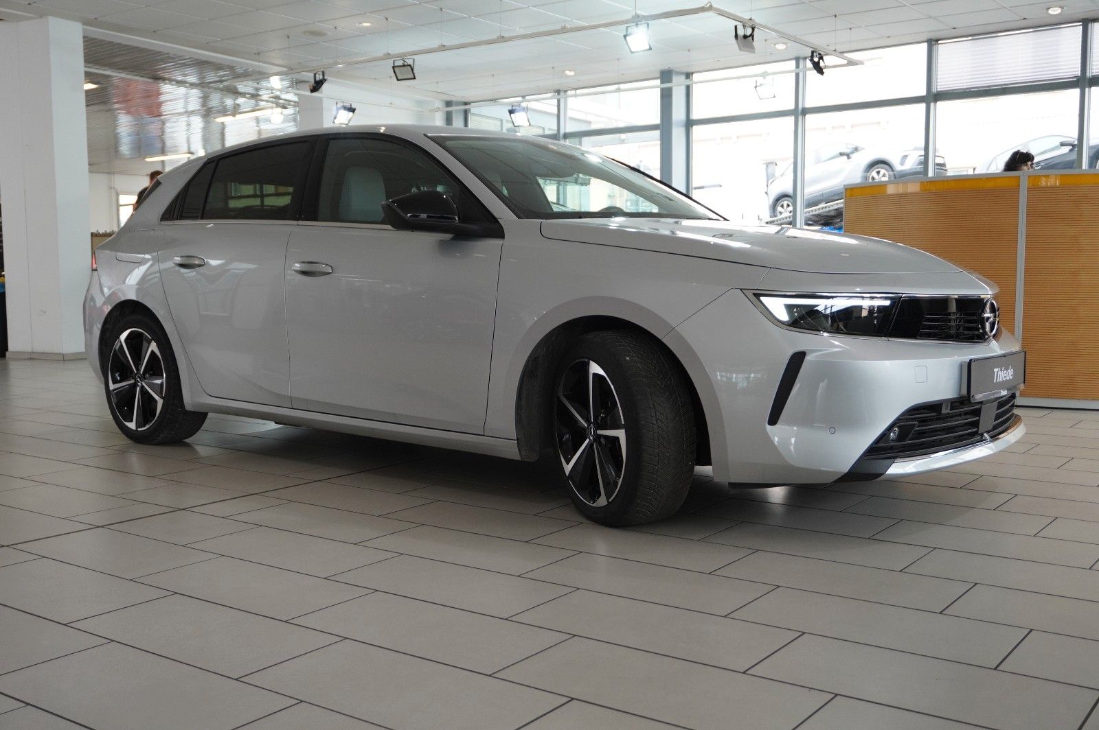 Fahrzeugabbildung Opel Astra L Lim. 1.6 HYBRID ELEGANCE NAVI/LED/KAMERA