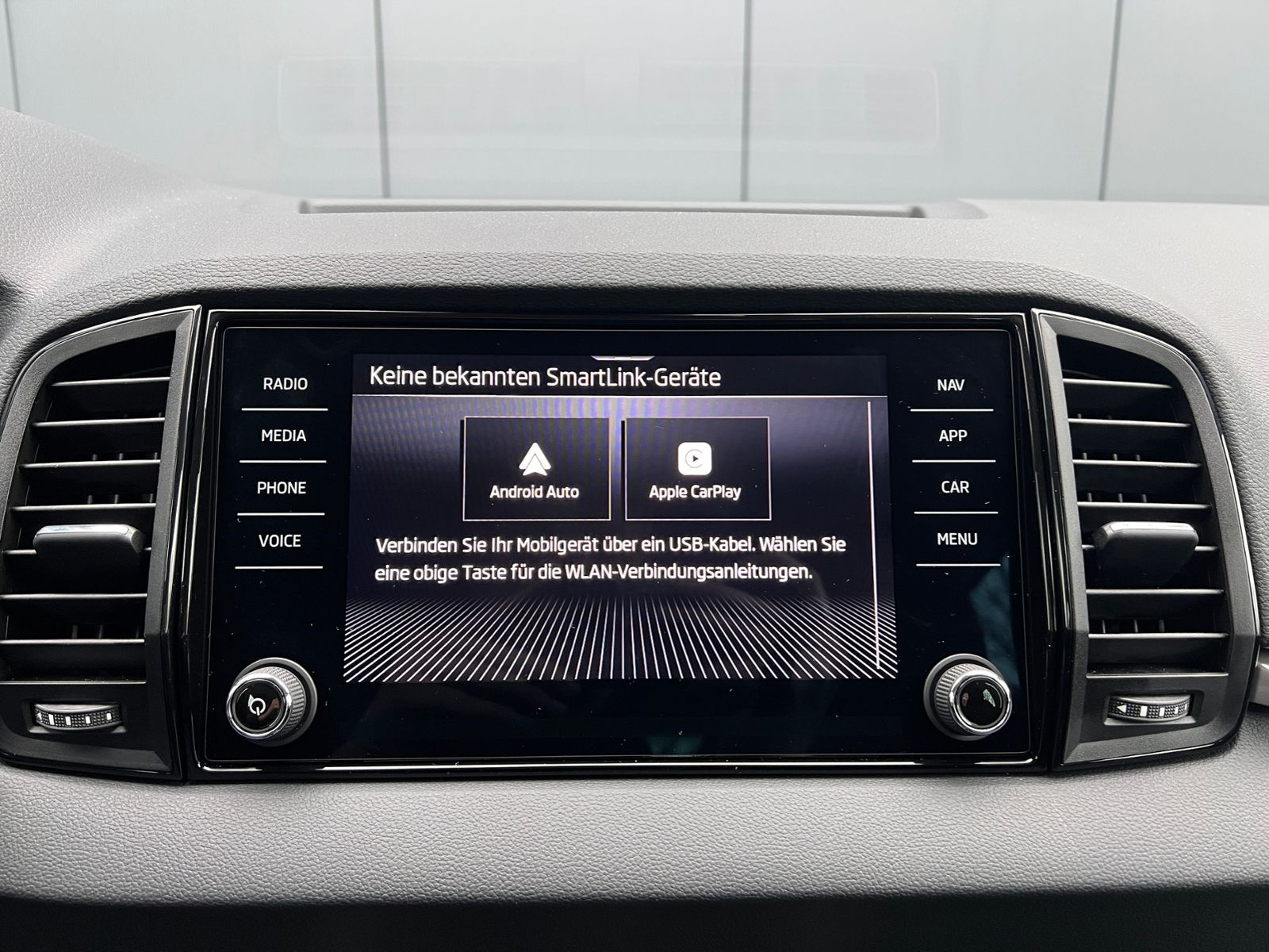 Fahrzeugabbildung SKODA Karoq Tour 1.5 TSI DSG *AHK, 17" LM-Felge, Navi,