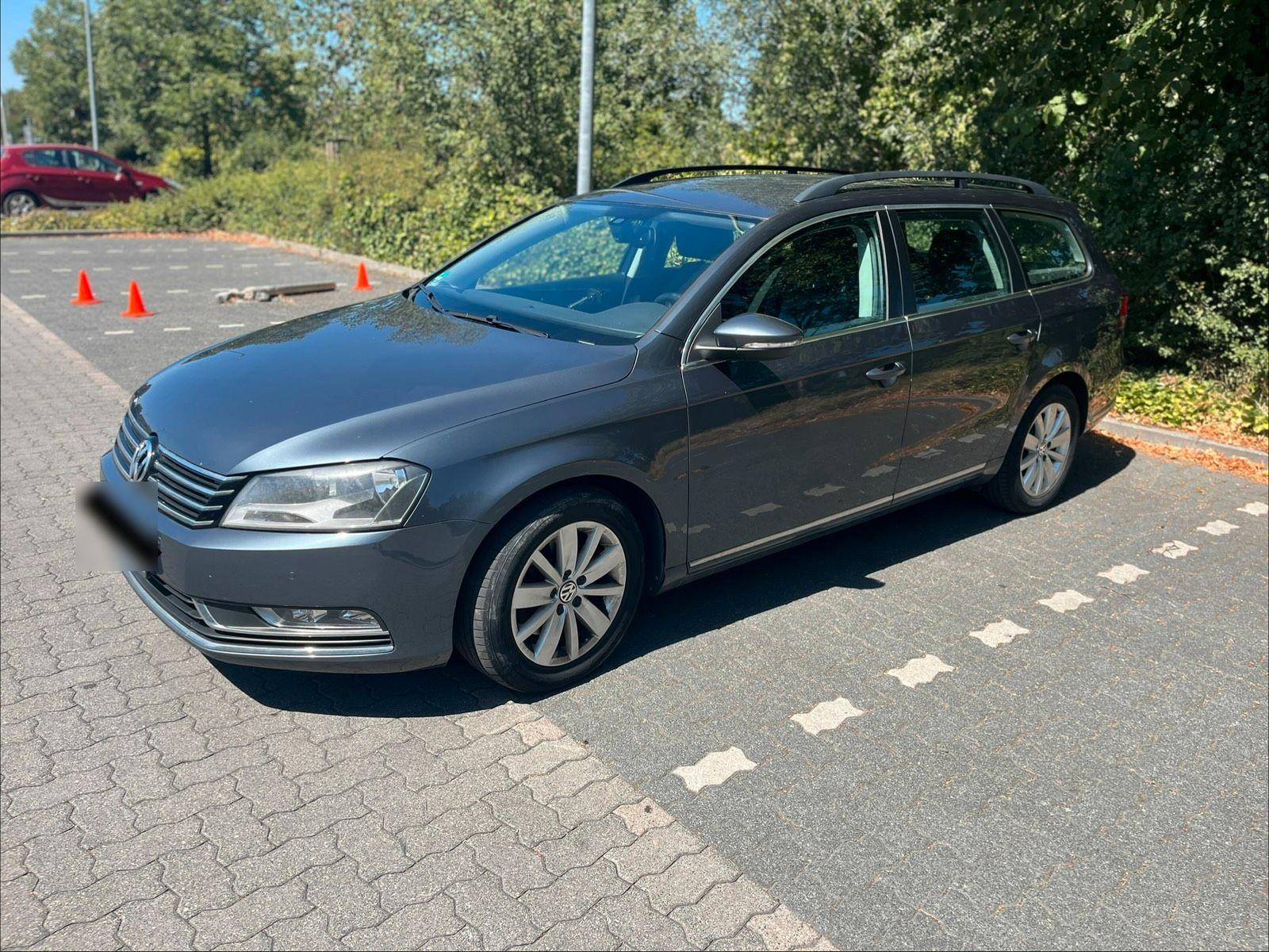 Volkswagen Passat 2013 — вигляд ззаду