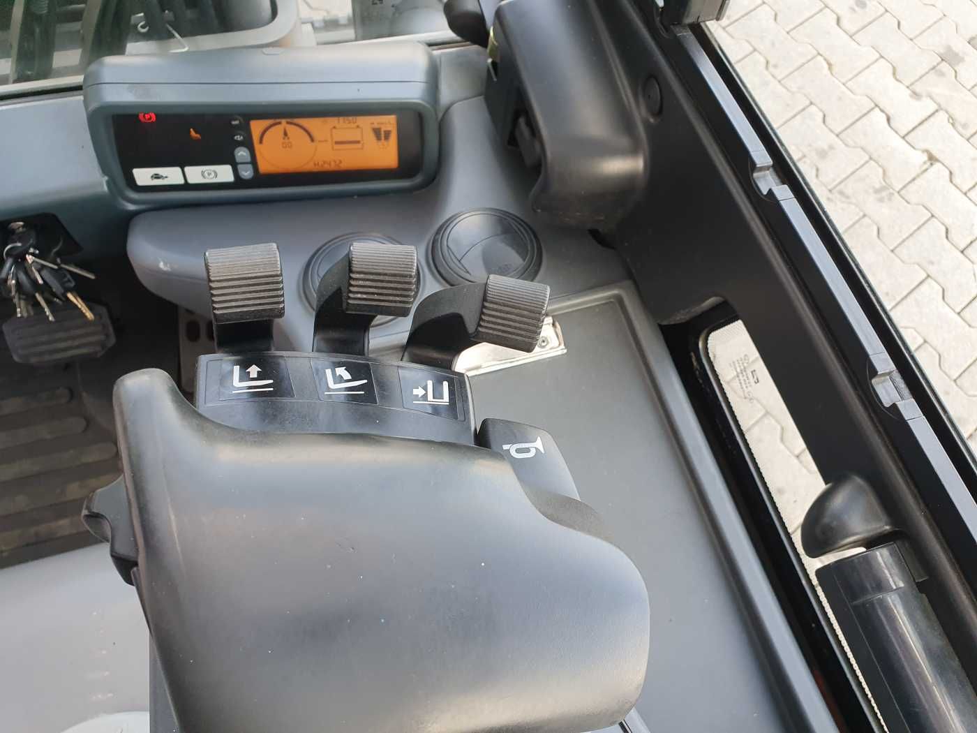 Fahrzeugabbildung Jungheinrich EFG 215 / Triplex: 4.25m! / SS /  2.472h! / 2020