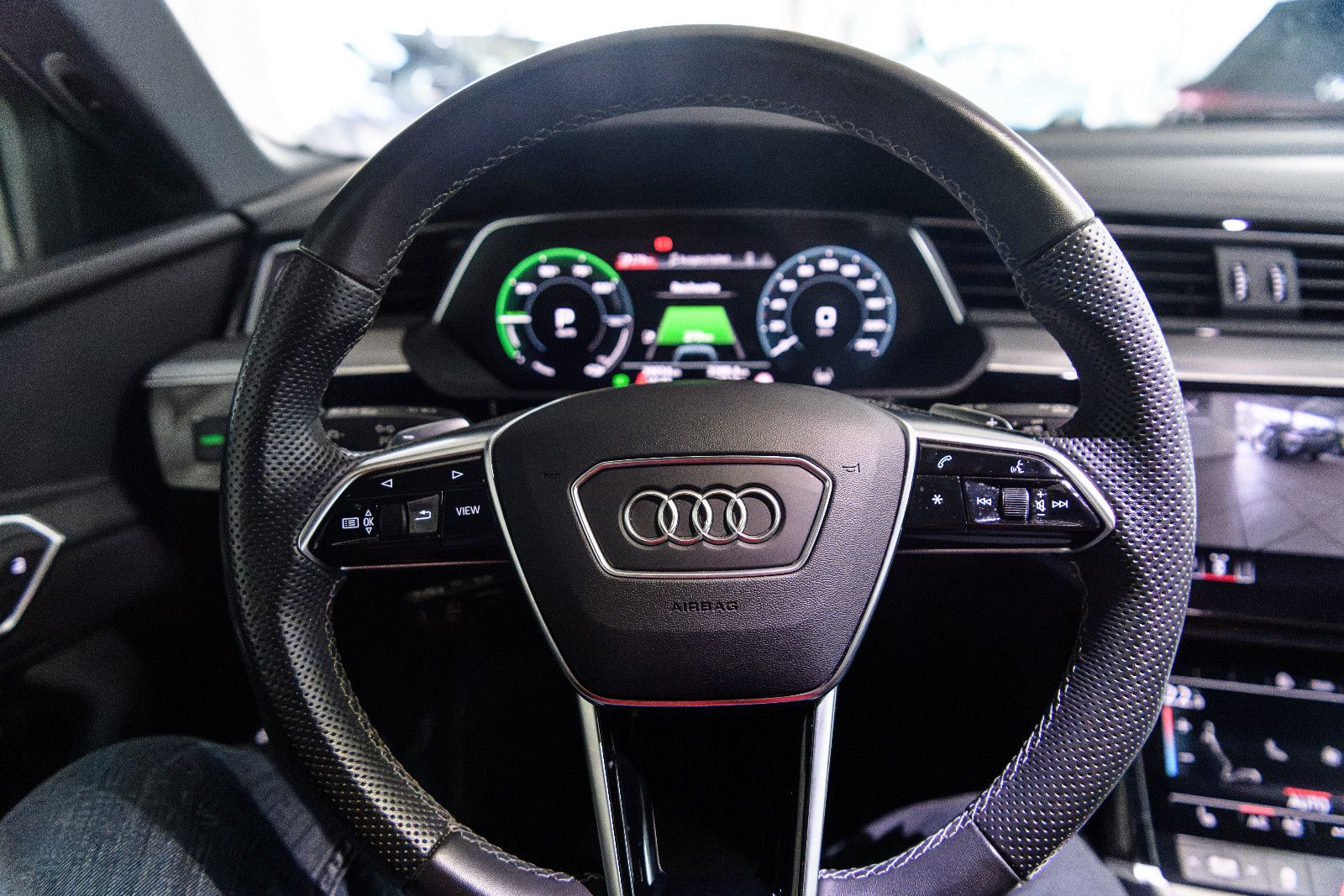 Fahrzeugabbildung Audi e-tron 55 quattro S line NAVI+LED+SZH