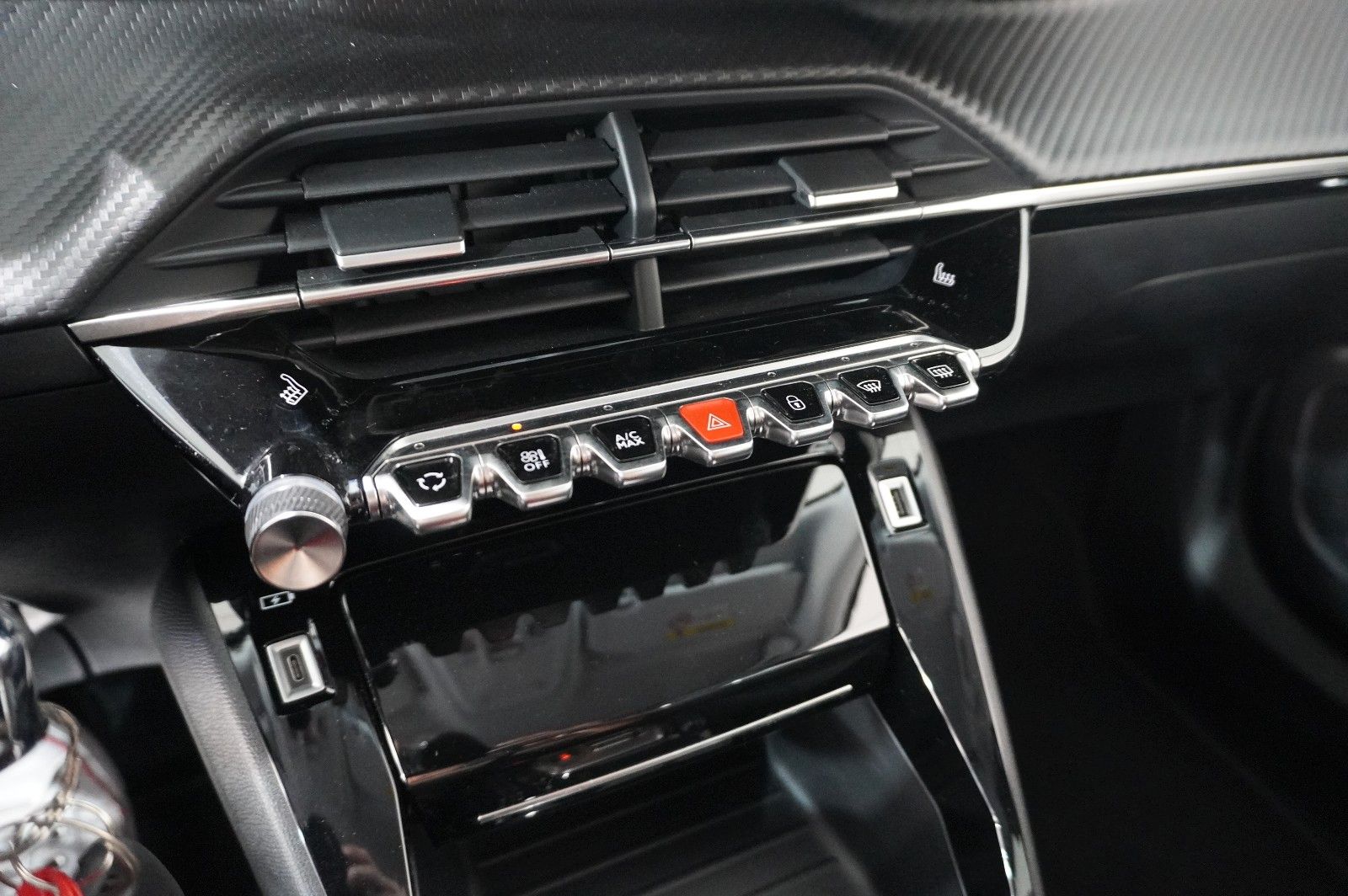 Fahrzeugabbildung Peugeot 2008 1.2T ALLURE AT NAVI/LED/KAMERA/SHZ/VIRT.