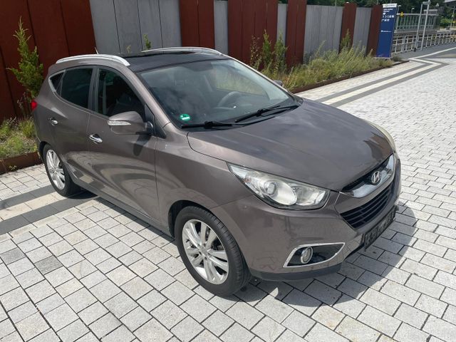 Hyundai ix35 2.0CRDI AWD Allrad*Tüv neu*Leder*Pano*Klima