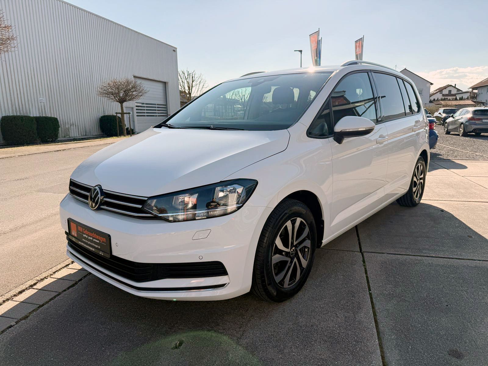 Fahrzeugabbildung Volkswagen Touran 1.5 TSI Active DSG ACC PDC KAM NAVI LED