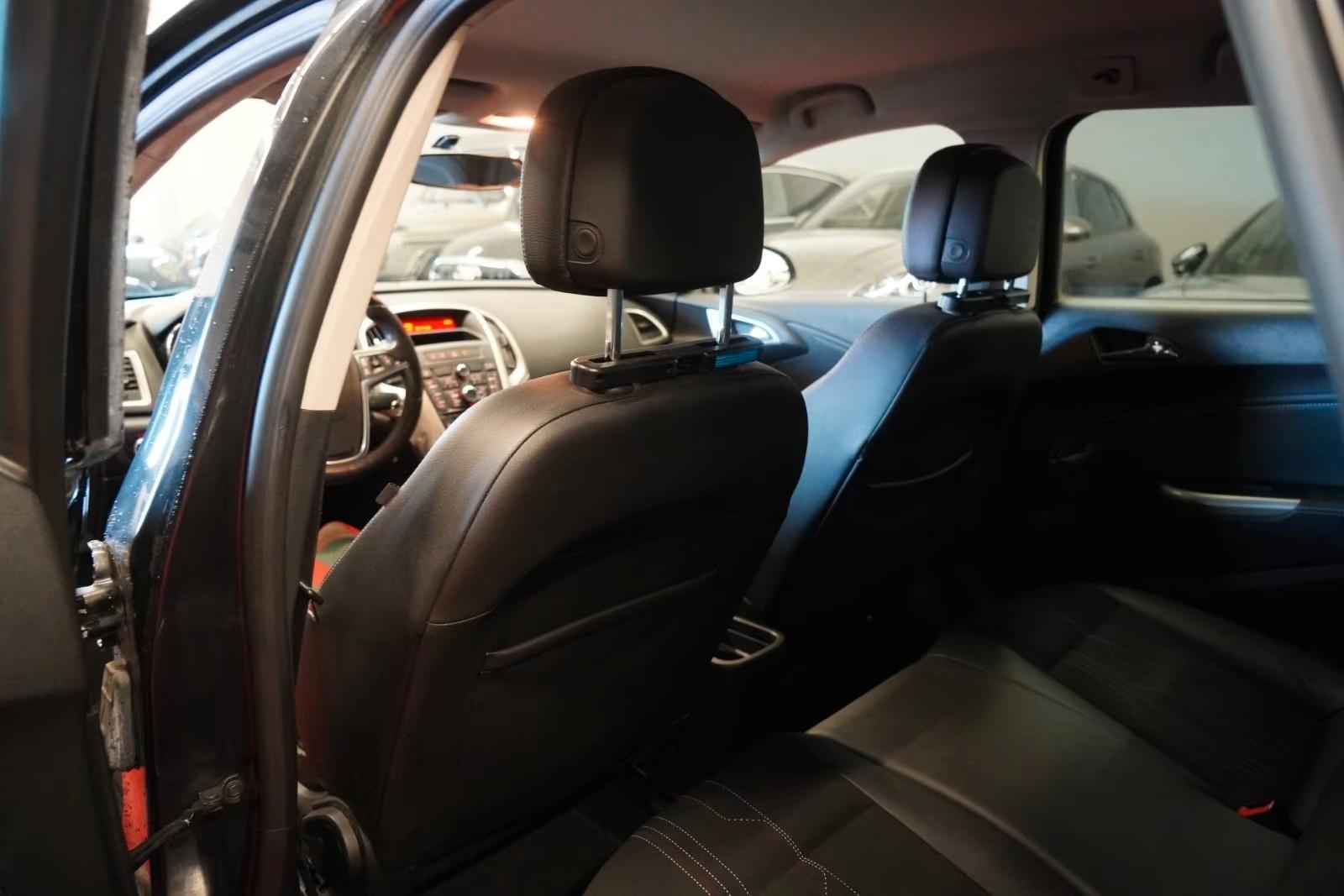 Opel Astra 2012 — photo 23