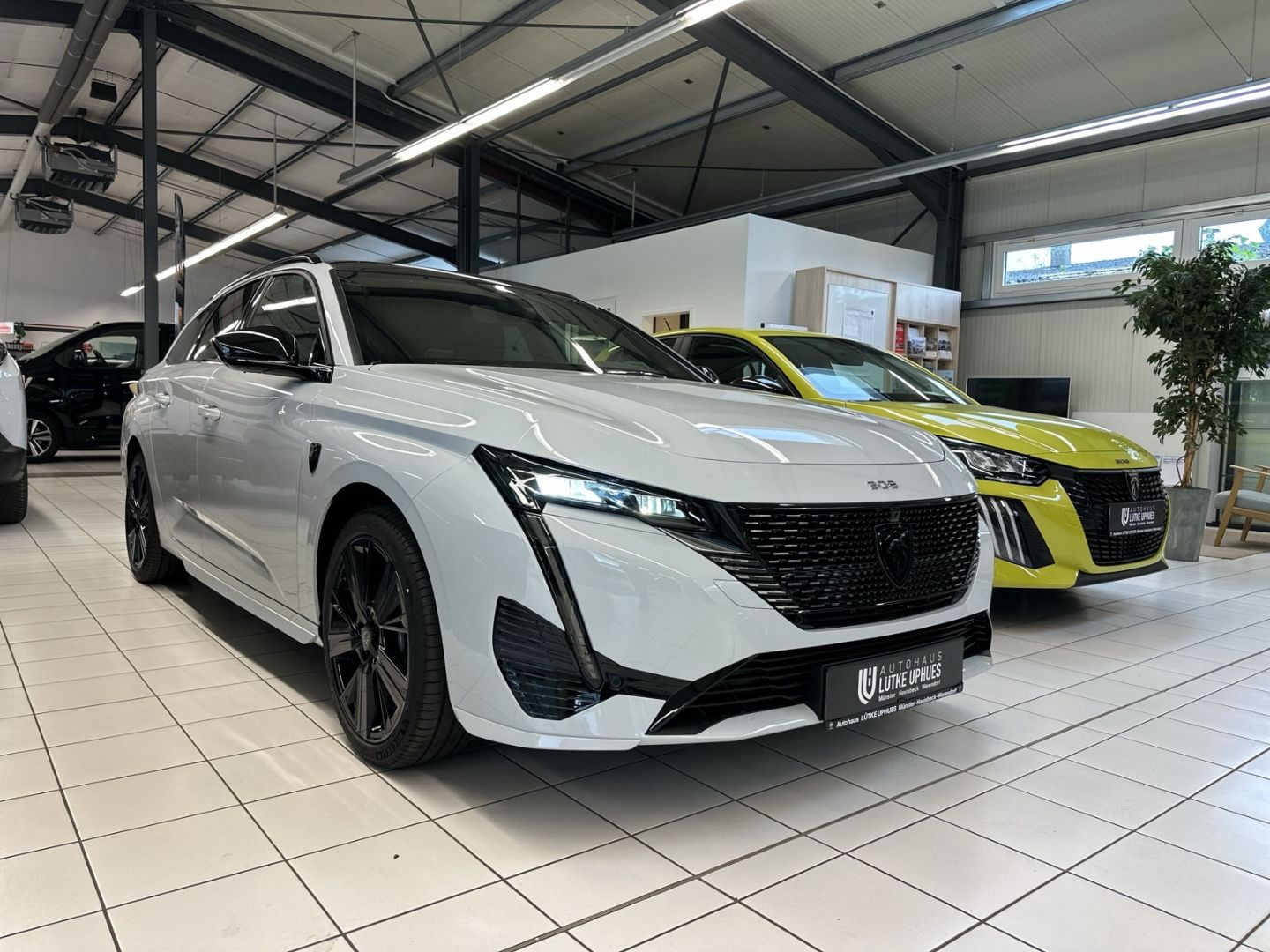 Fahrzeugabbildung Peugeot 308 SW GT HYBRID 145 e-DSC6 Panorama Navi ACC