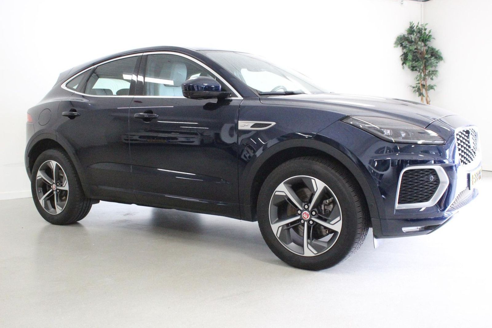 Jaguar E-Pace 1.5 P300e AWD R-Dynamic SE | STOEL-VERW | imagem 2