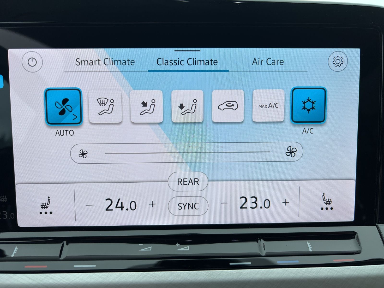 Fahrzeugabbildung Volkswagen Golf VIII Business TDI DSG LED ACC SHZ PDC Navi