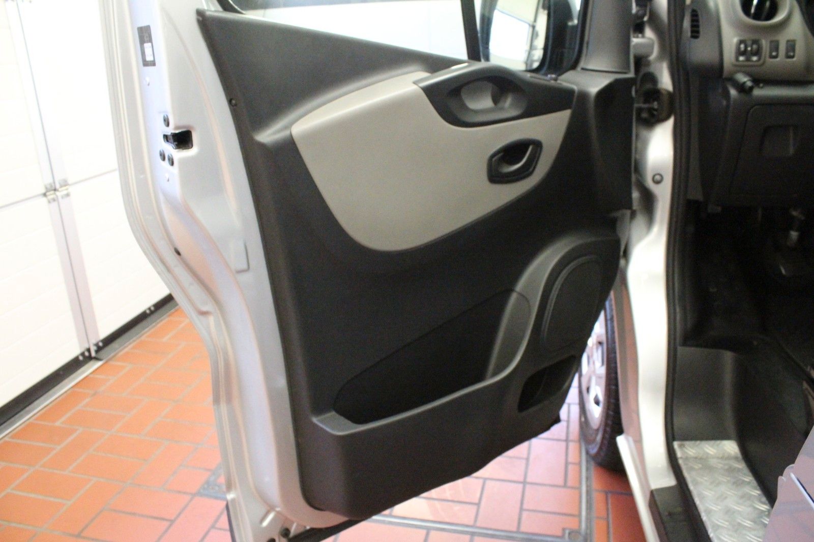 Fahrzeugabbildung Renault Trafic Combi dci 125 Expression*9-Sitzer*Navi*AH
