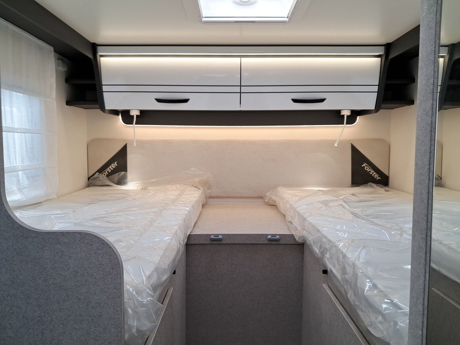 Fahrzeugabbildung Forster T F699 EB LTE,Solar,Markise,Lithium,Hubbett