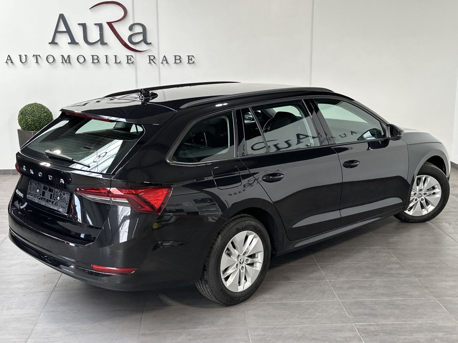 Fahrzeugabbildung SKODA Octavia Combi 2.0 TDI DSG Ambition NAV+LED+ACC