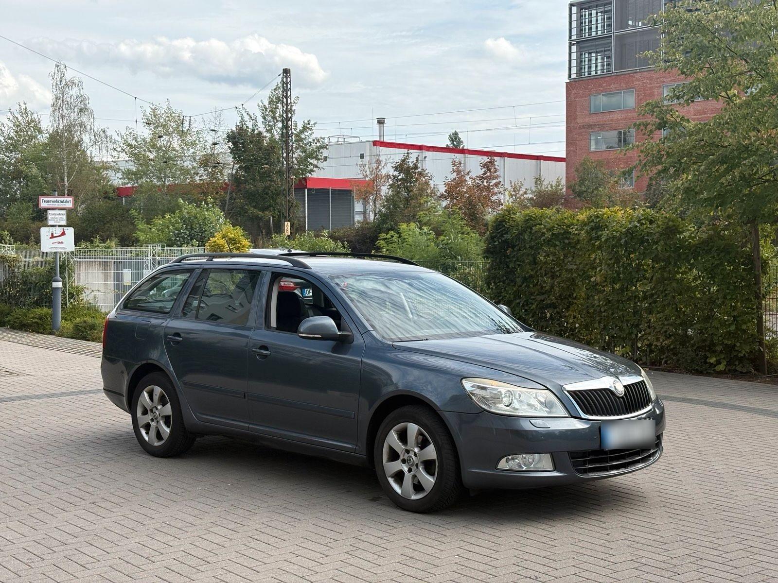 Skoda Octavia 2009 — rear view
