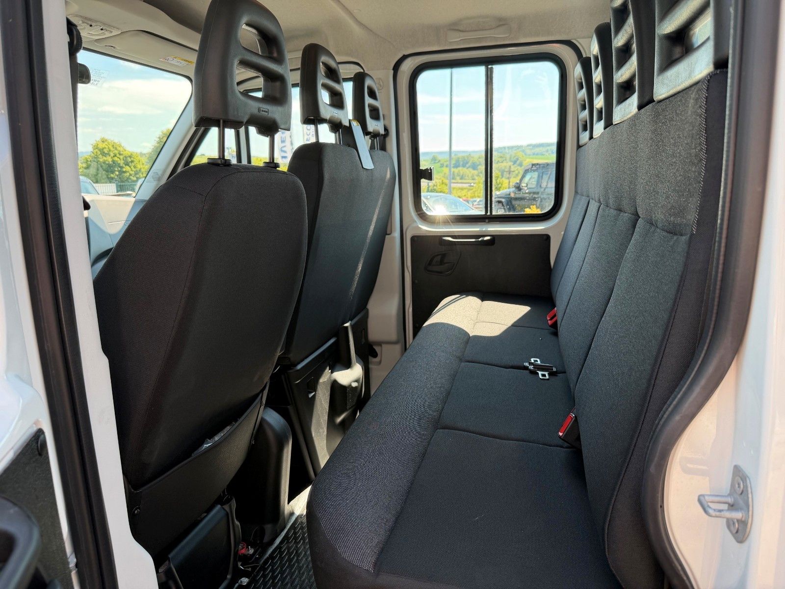 Fahrzeugabbildung Iveco Daily 35S16 H 3.0L A8 *Automatik*AHK*7-Sitze*