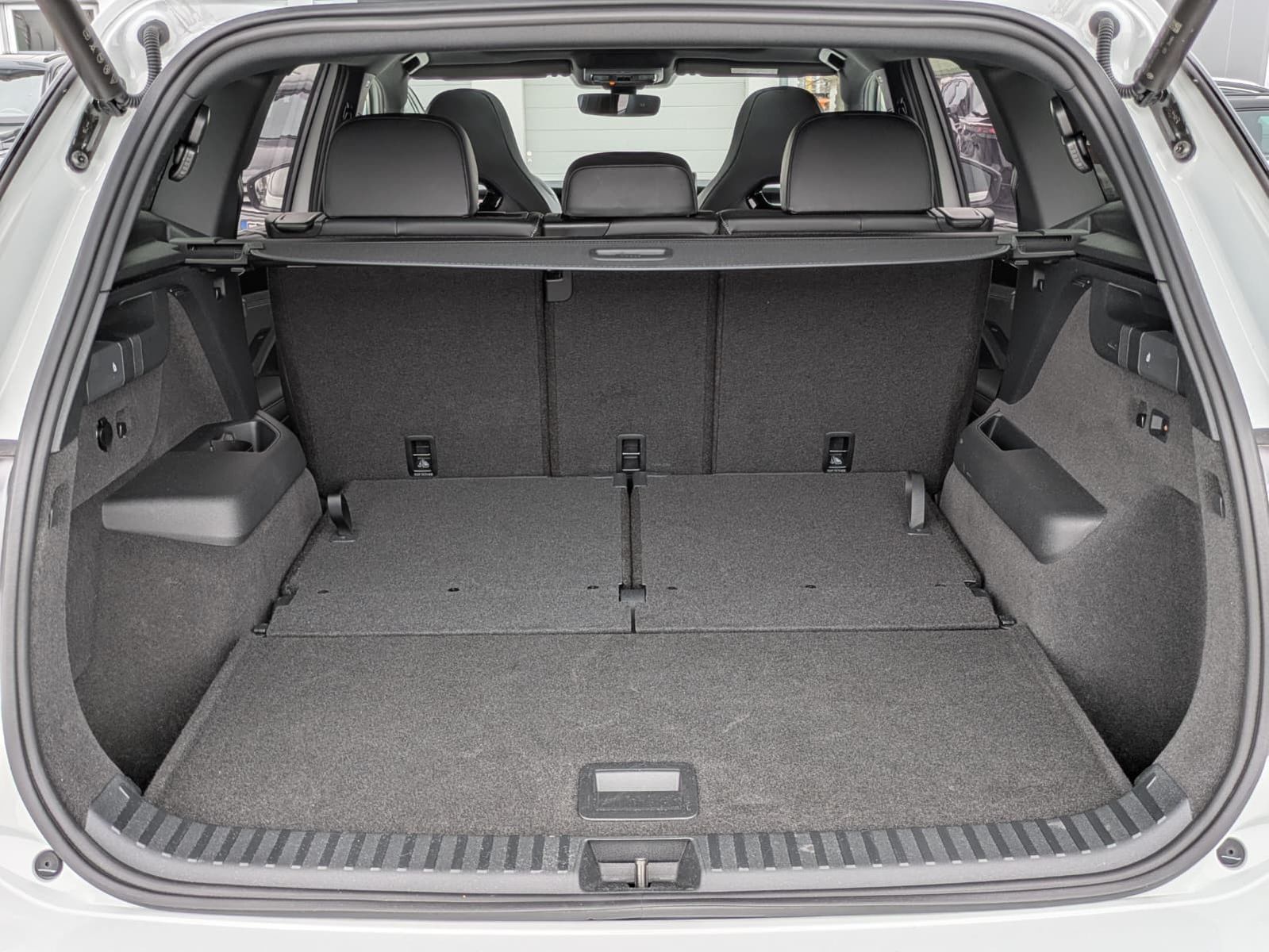 Fahrzeugabbildung Volkswagen Tayron 2.0 TDI 4M R-Line BLACK*7Si*MATRIX*PANO