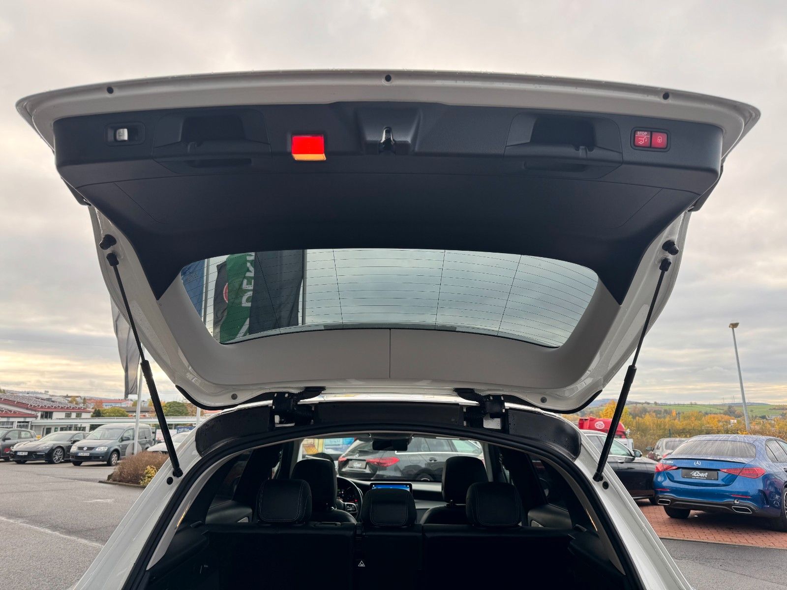 Fahrzeugabbildung Mercedes-Benz GLC 200 4M AMG+Pano+Distr+StandH+AHK+360+HUD