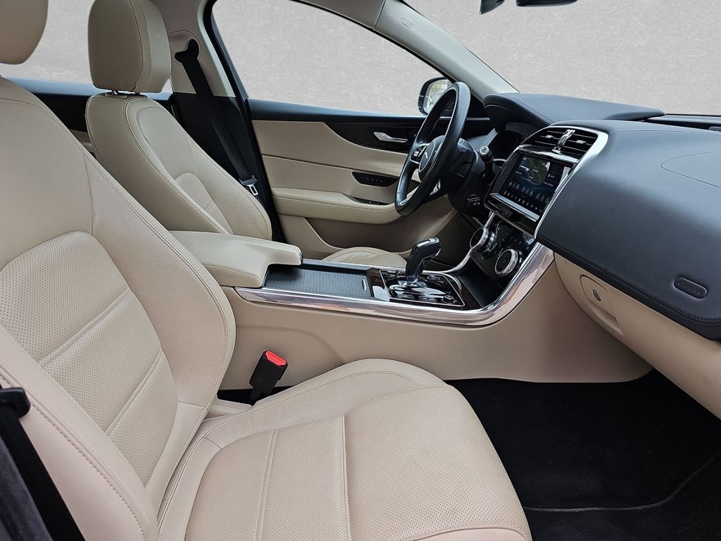 Jaguar XE P250 SE