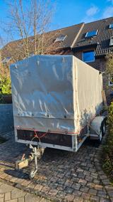 Blomert - Robuster Anhänger mit Planen-Aufbau und LED - Blomert LKWs