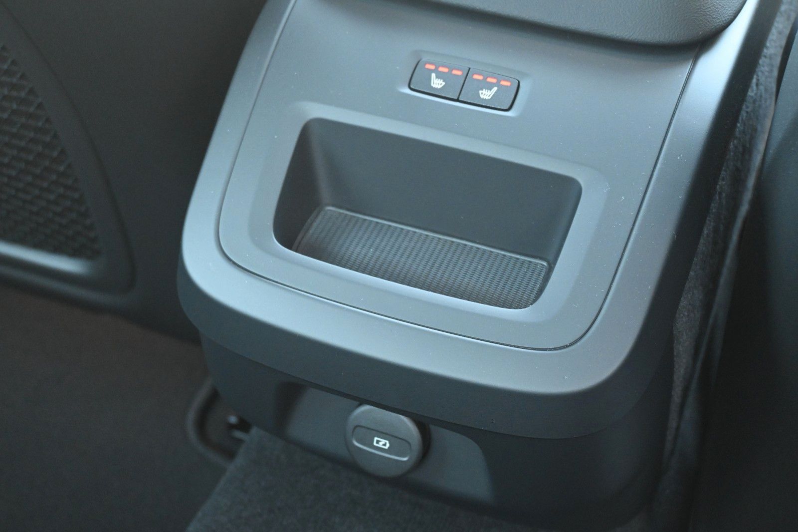 Fahrzeugabbildung Volvo S60 B4 Plus Dark*LED*PANO*STHZ*H&K*360*QI*19"