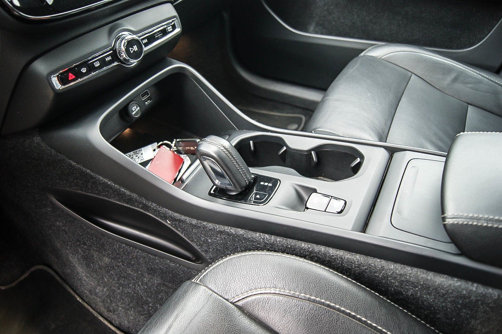 Fahrzeugabbildung Volvo XC40 D4 Momentum Pro AWD 4x4 LEDER ANHZV PRO-PAK