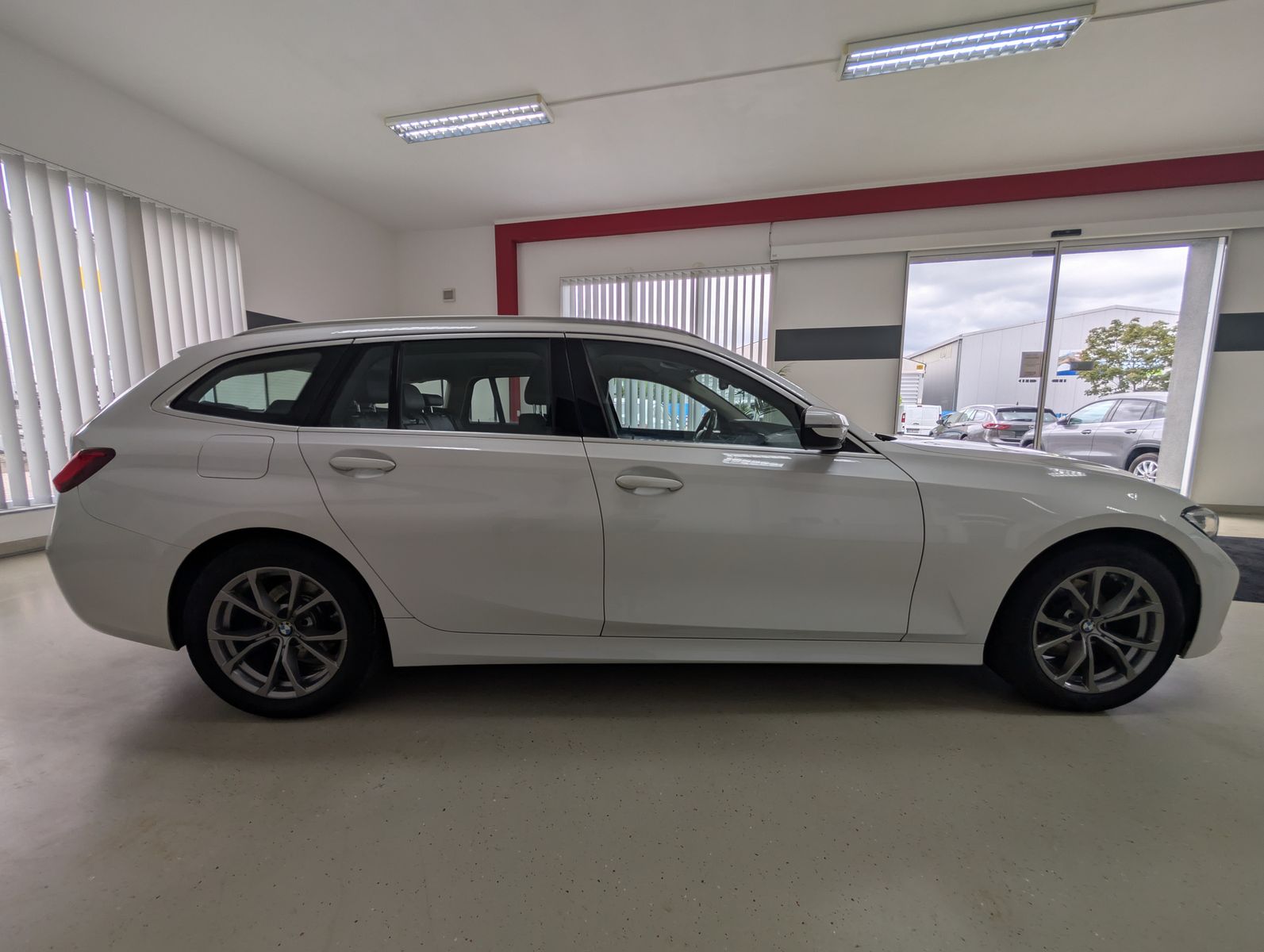 Fahrzeugabbildung BMW 320 d Sport Line LED TEMP SHZ PDC NAVI APP