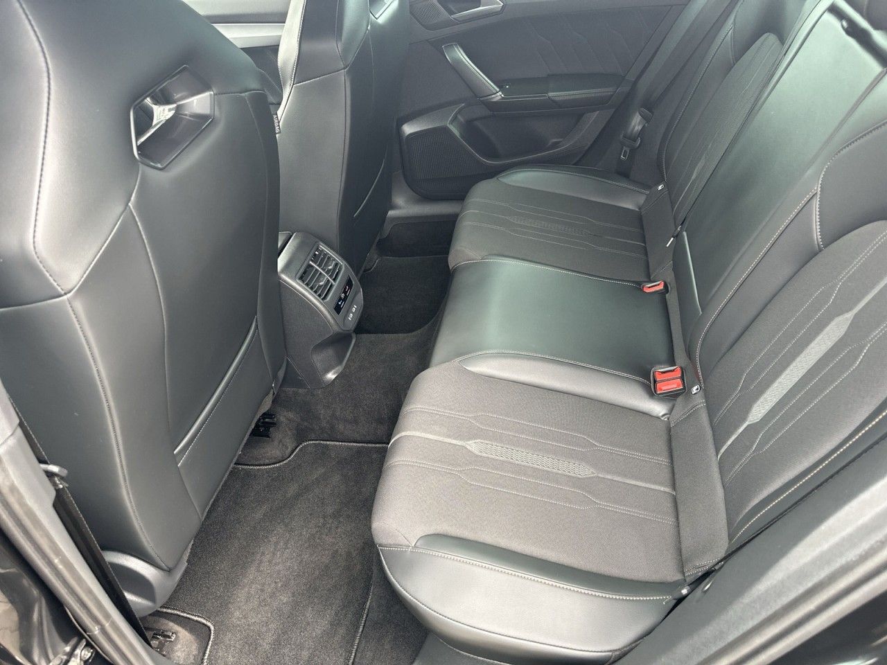 Fahrzeugabbildung CUPRA Formentor 2.0 TDI 4Drive-AHK-Cam*TopView* - mit KI generiert/bearbeitet