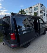 Volkswagen T6 Multivan - blaue Volkswagen T6 Multivan