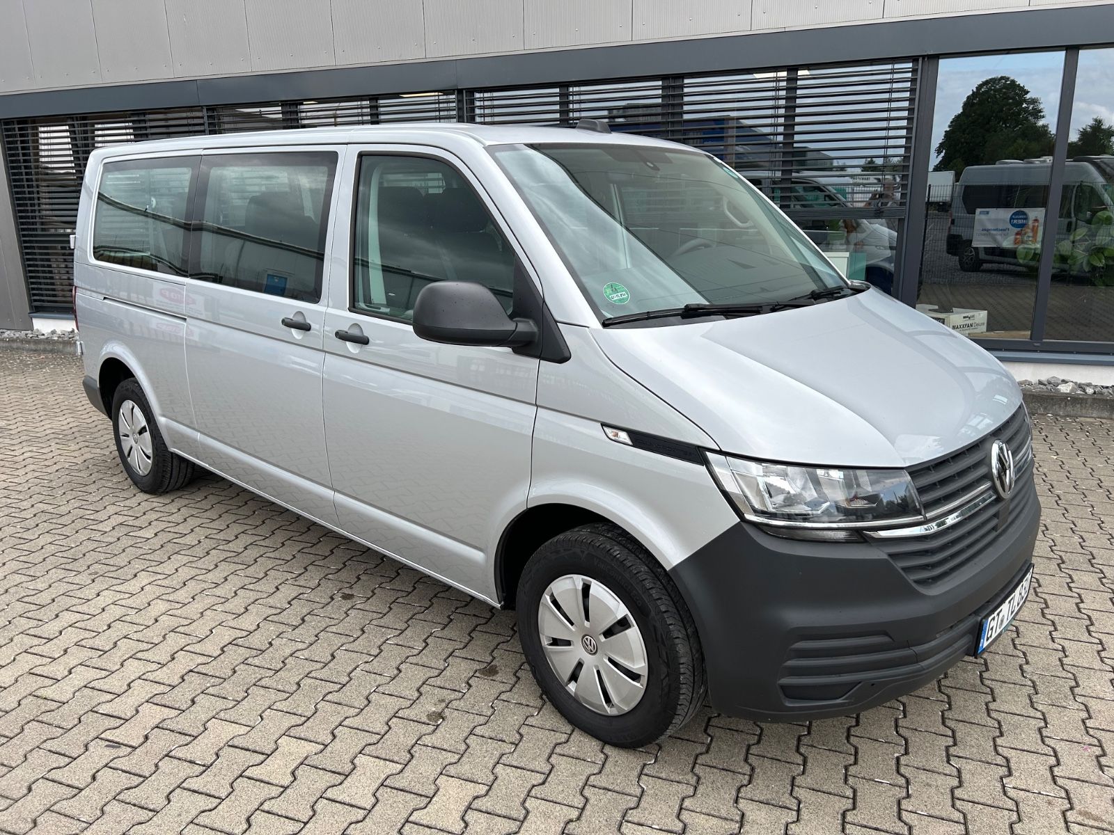 Fahrzeugabbildung Volkswagen T6.1 Kombi LR Klima Komfort Paket 9 Sitzer