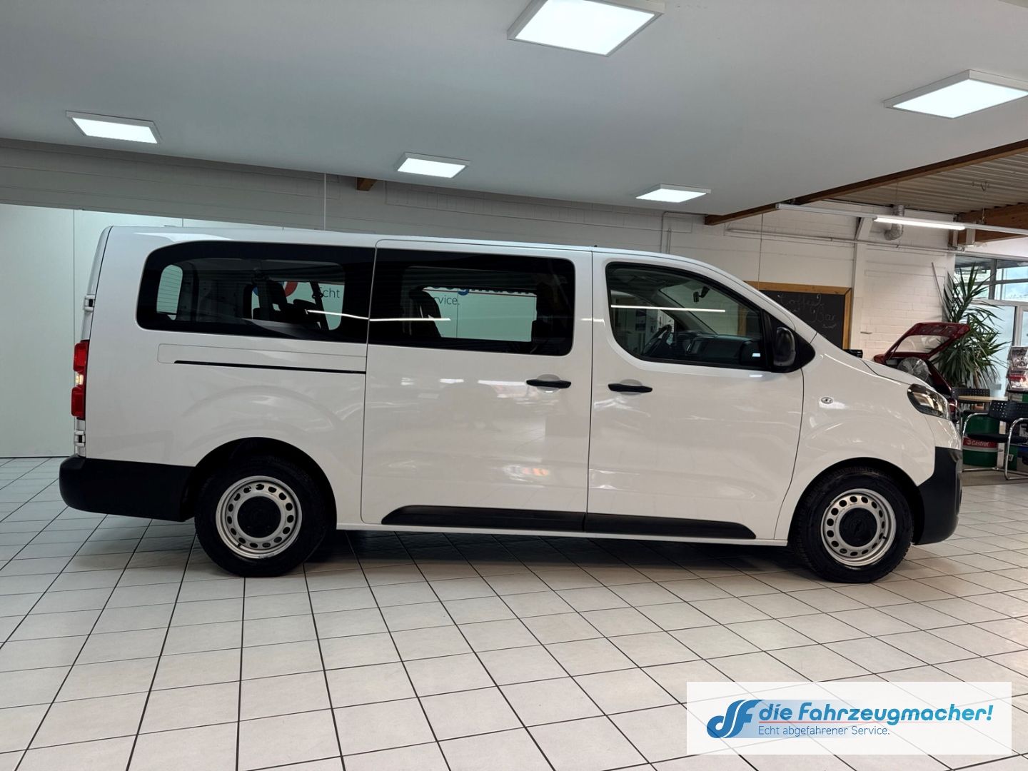 Fahrzeugabbildung Opel Vivaro Kombi L 1.5 D EU6d Apple CarPlay Android