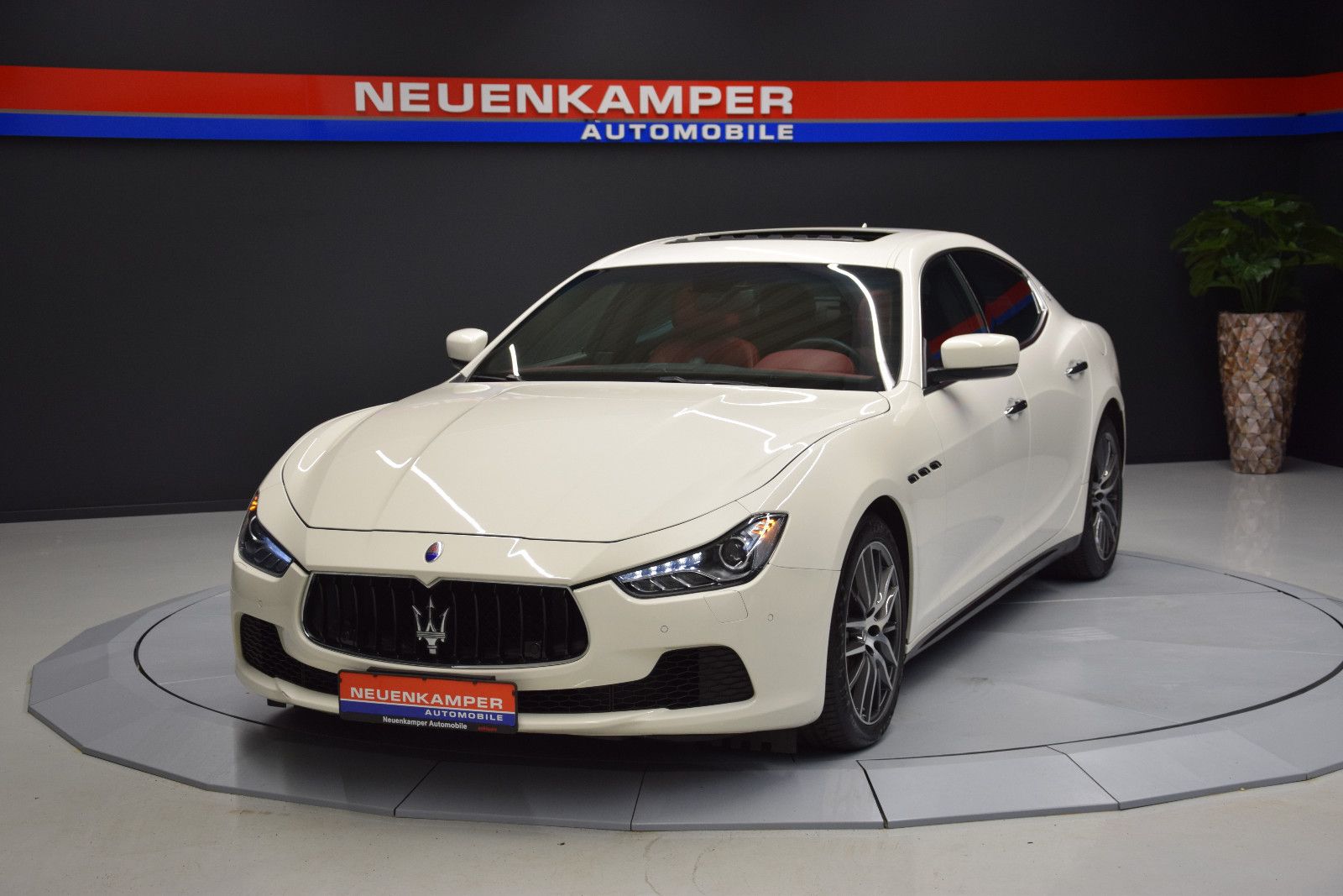 Fahrzeugabbildung Maserati Ghibli Diesel Schiebedach Memory B&W Sitzbelüft.