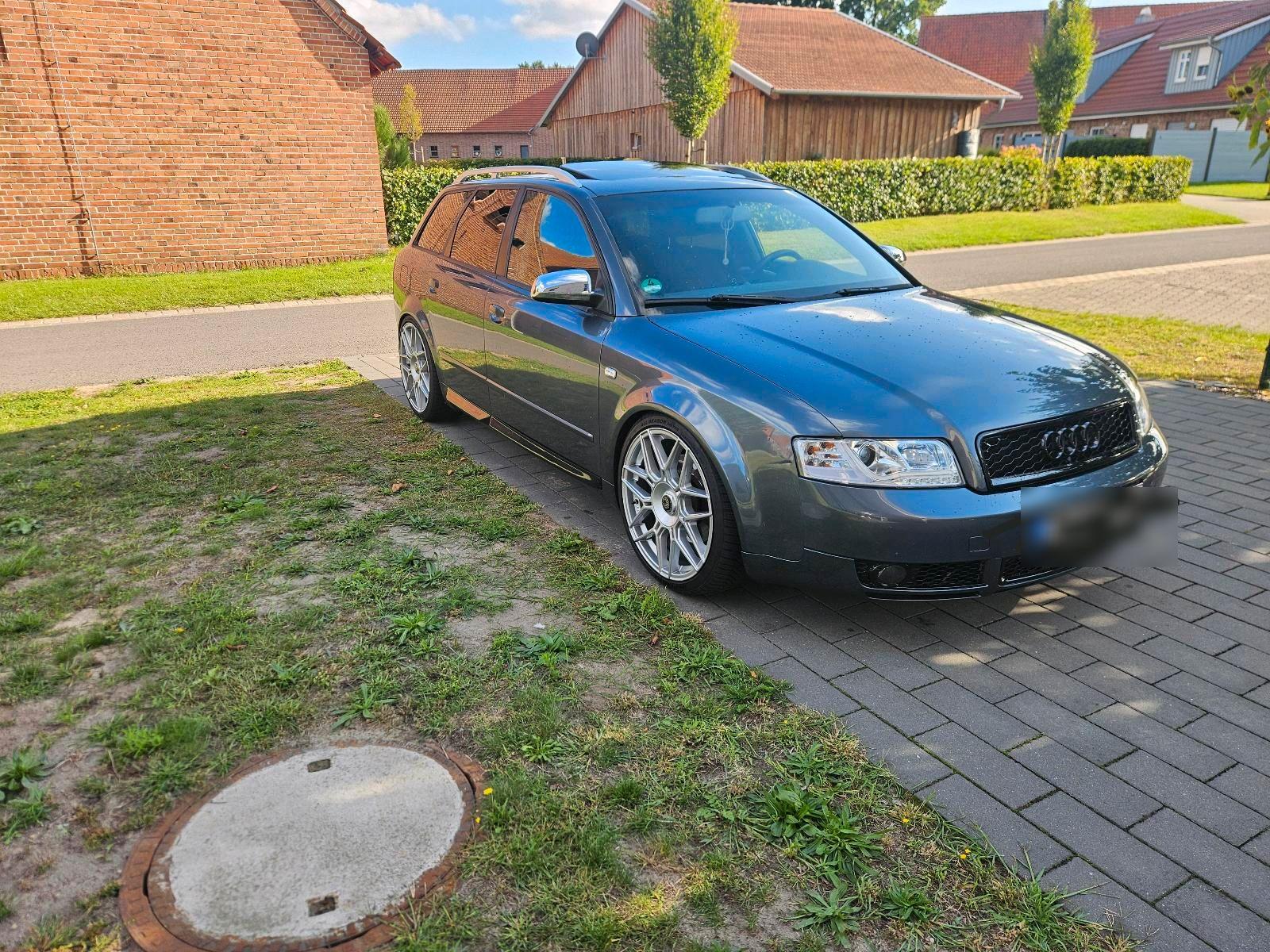Audi A4 2004 — салон