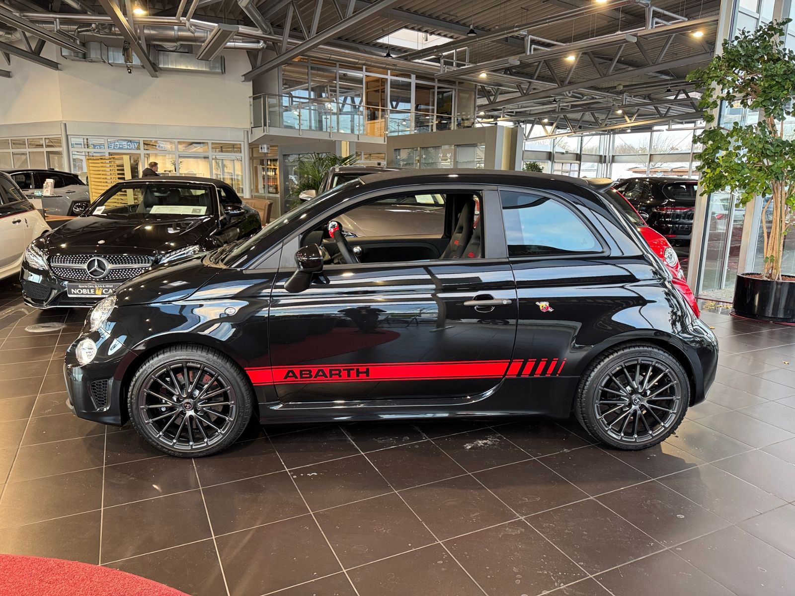 Fahrzeugabbildung Abarth 695C SABELT KLIMA BEATS NAV PDC ALU