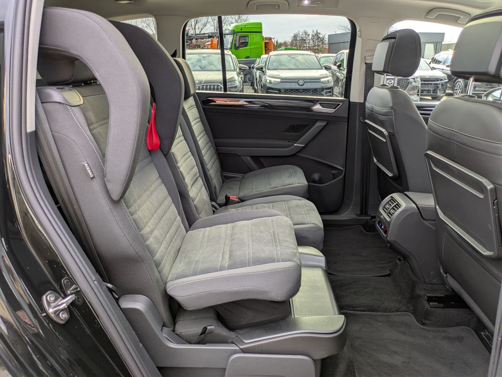 Fahrzeugabbildung Volkswagen Touran 2.0 DSG R-Line High. Pano 7-Si IQ.Dri AHK