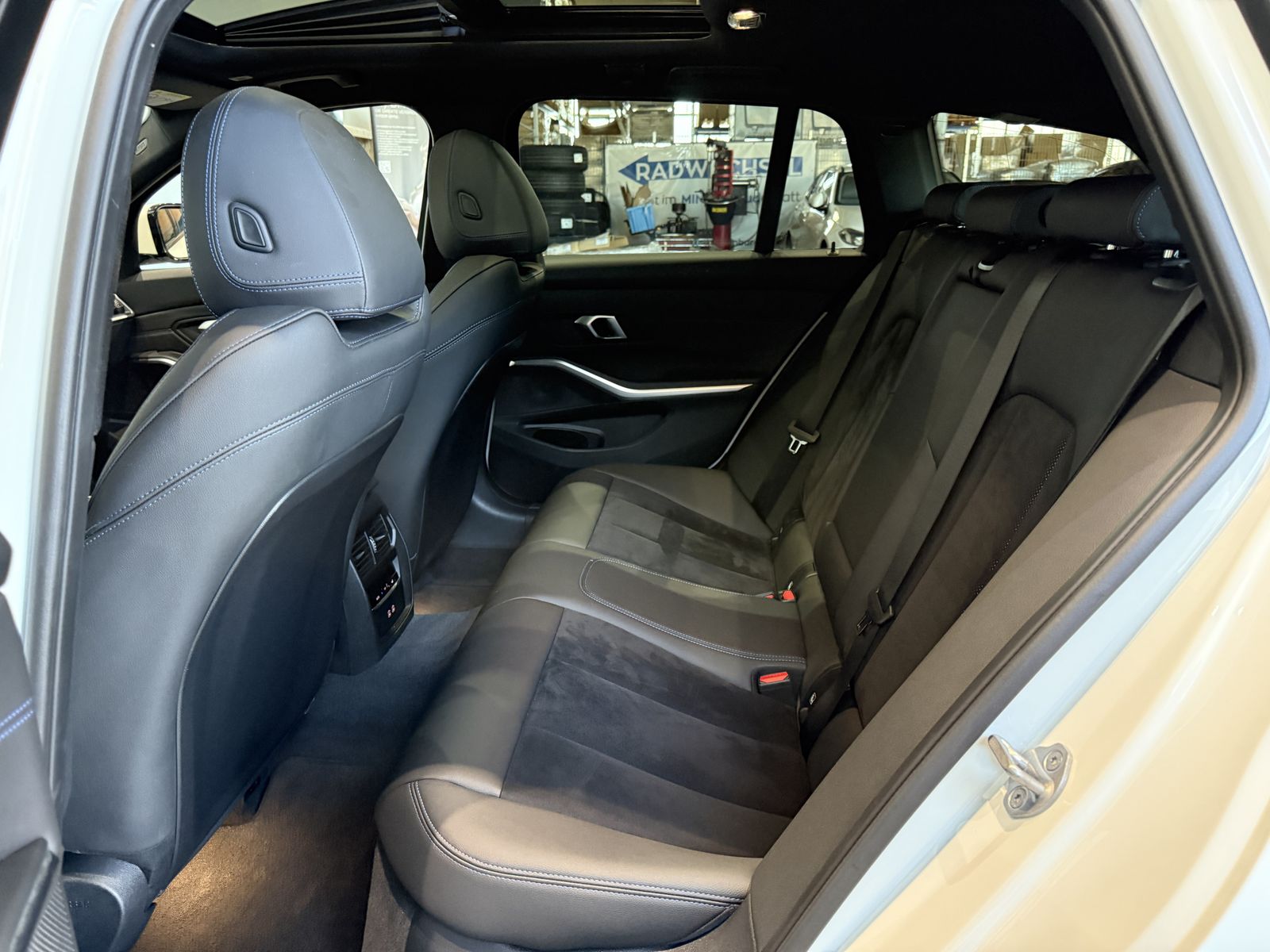 Fahrzeugabbildung BMW 320i |Panoramadach |Anhängerkuppl. |HiFi DAB