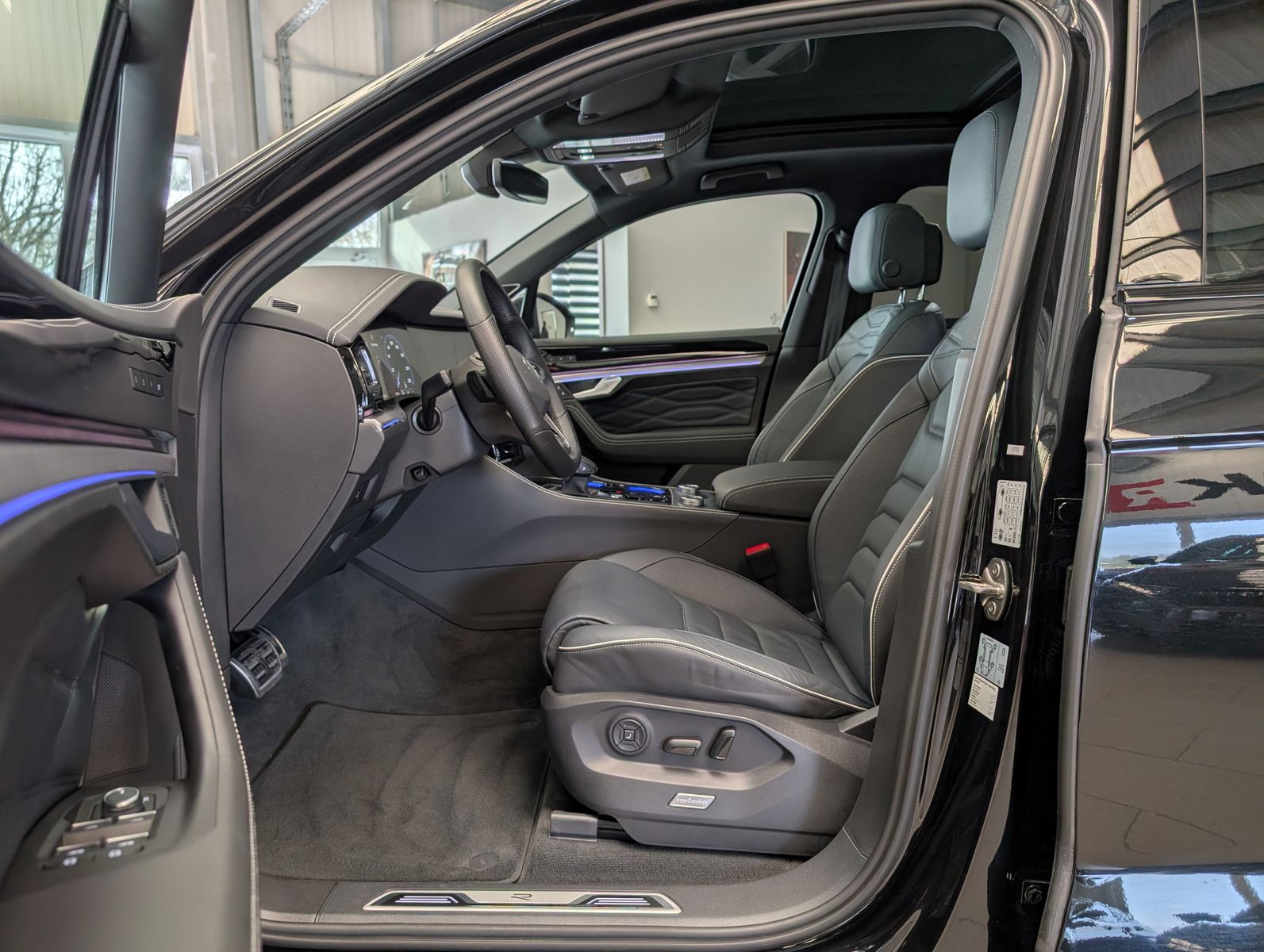 Fahrzeugabbildung Volkswagen Touareg 3.0TDI 4M R-Line VOLL Black 22" UPE 114T