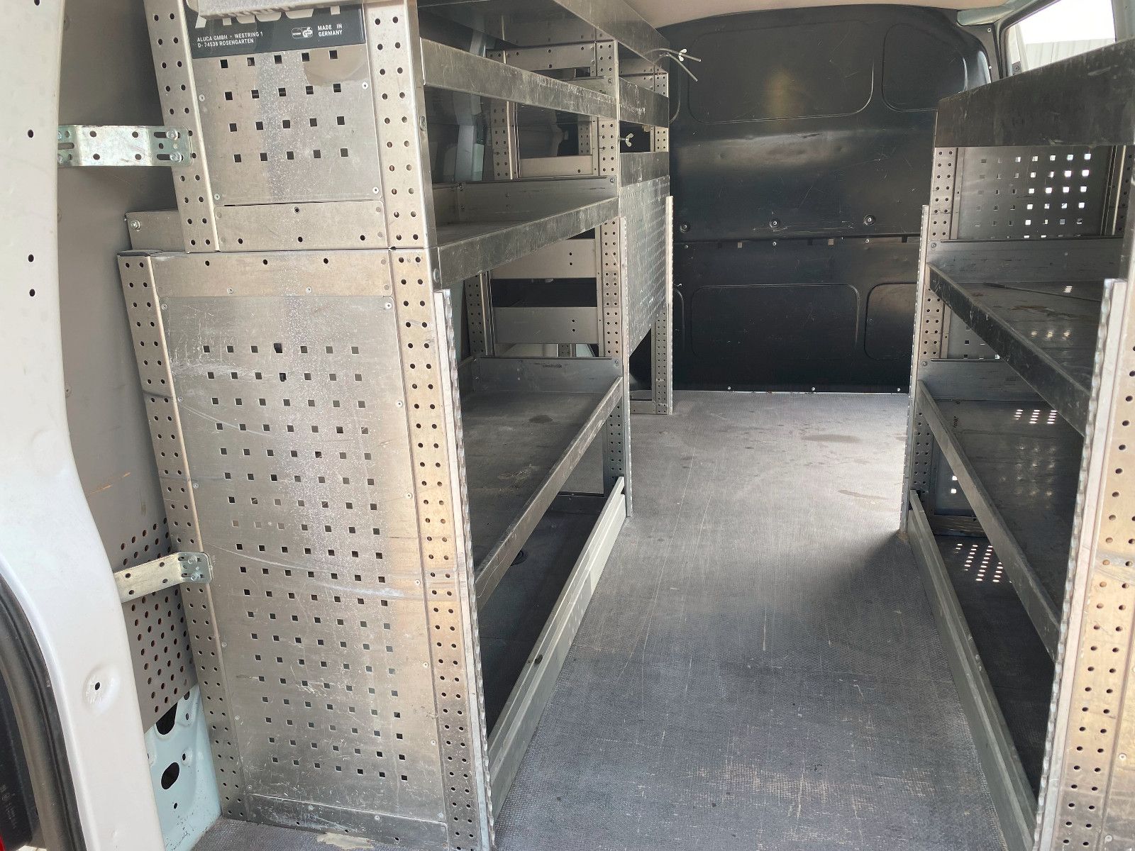 Fahrzeugabbildung Volkswagen T6TransporterKasten lang,AHK,REGALE,StH,67781Km